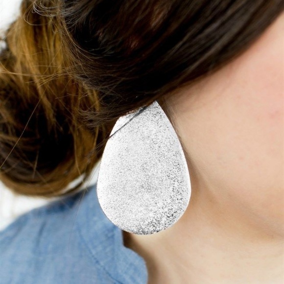 🖤 Metallic Teardrop Earrings - Picture 2 of 3